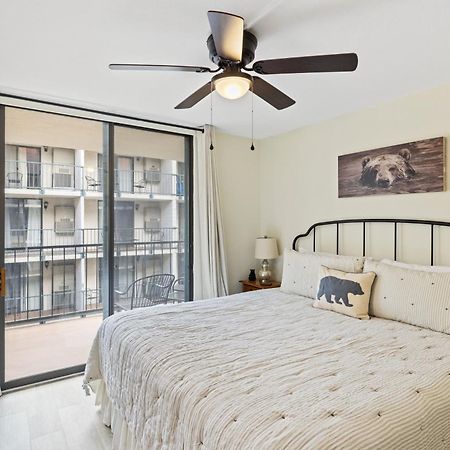 Beary Convenient Is A Newly Renovated King Suite Condo In The Heart Of Gatlinburg With Pools Exterior photo